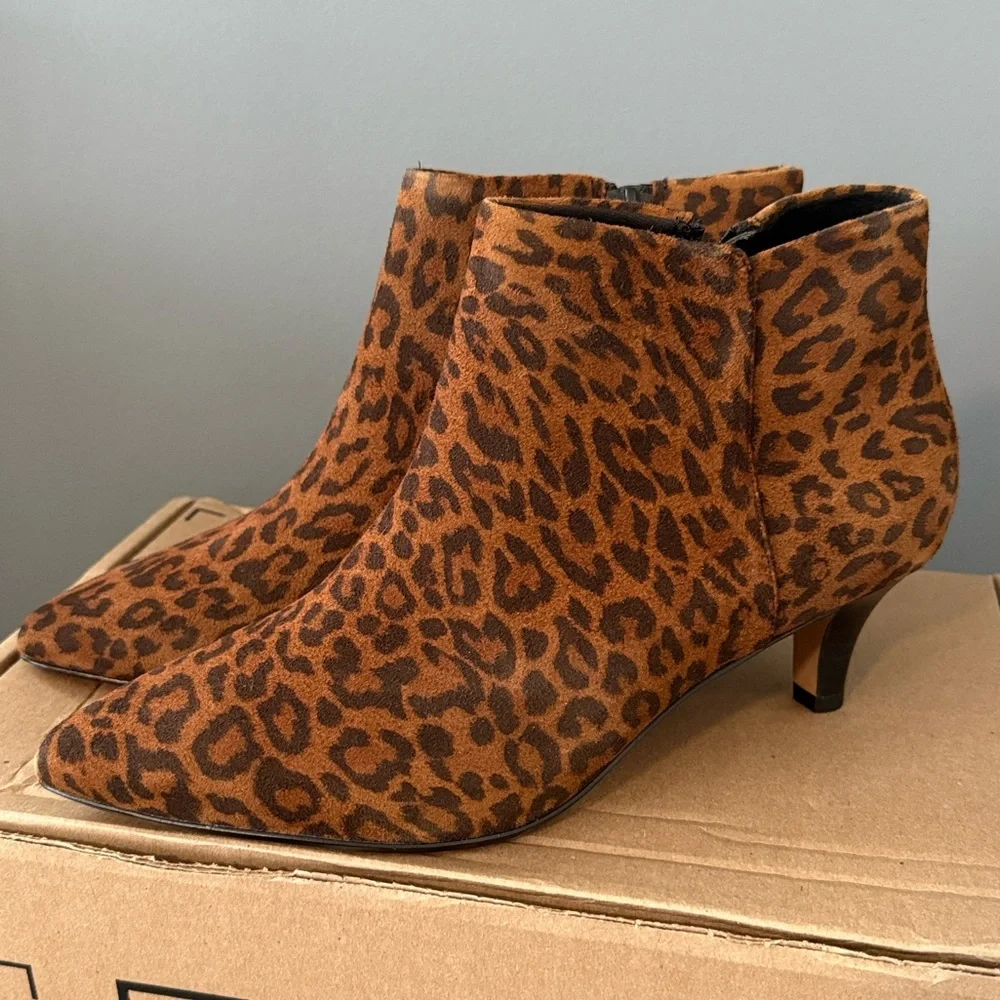 Clarks Leather "Linvale" ankle Bootie Cheetah Size 9.5 M - Picture 4 of 10